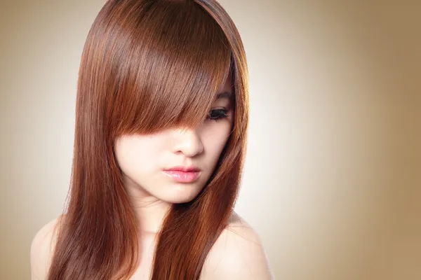 Mulher bonita com cabelo castanho saudável — Fotografia de Stock