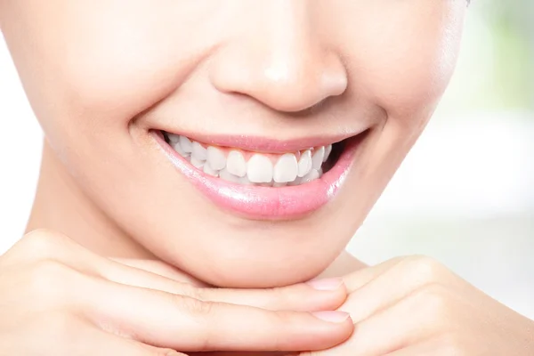 Bela jovem mulher dentes de perto — Fotografia de Stock