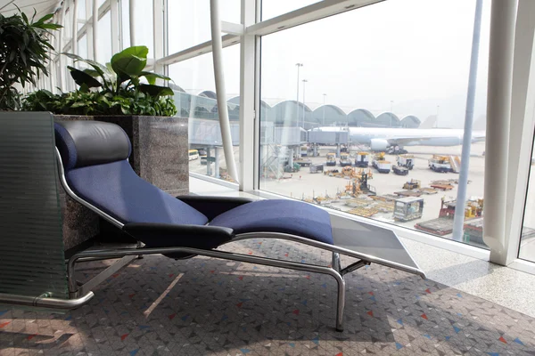 Relaxar cadeira deck no aeroporto — Fotografia de Stock
