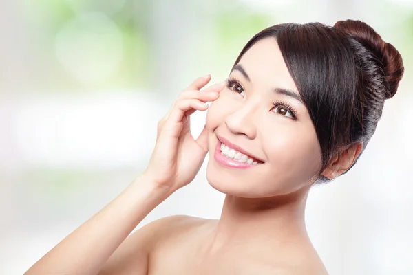 Hermosa mujer sonrisa cara con la piel limpia de la cara — Foto de Stock