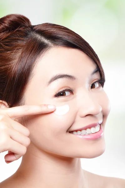 Beleza jovem mulher aplicando creme cosmético — Fotografia de Stock