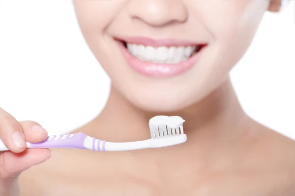 Усміхнена жінка чистить зуби зубною щіткою — стокове фото