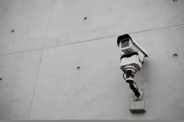 Telecamera di sicurezza di sorveglianza con muro di cemento — Foto Stock