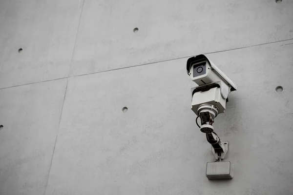 Telecamera di sicurezza di sorveglianza con muro di cemento — Foto Stock