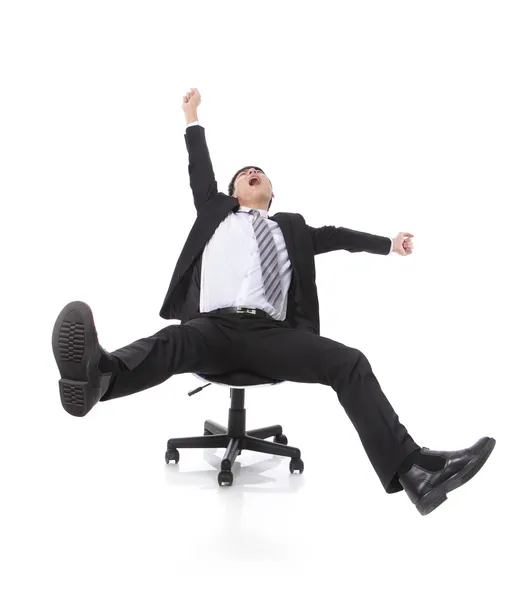 ビジネスの成功に興奮して男の椅子に座っています。 — ストック写真