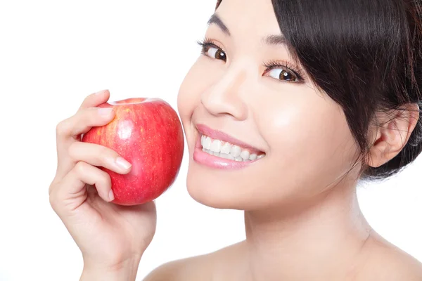 Молодая женщина держит свежее спелое яблоко — стоковое фото