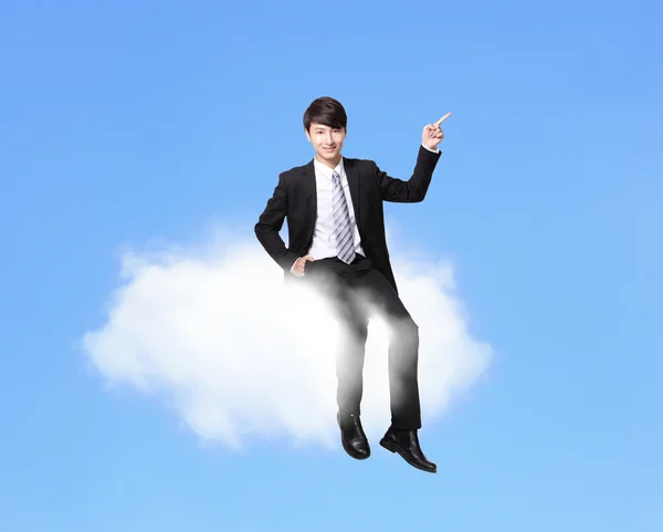 Επιχειρησιακό άτομο που κάθεται πάνω σε ένα σύννεφο — Φωτογραφία Αρχείου