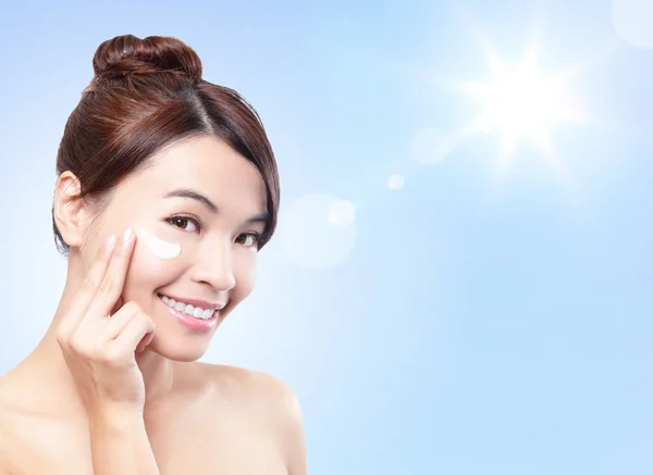 Hermosa cara de mujer con sol y cielo — Foto de Stock