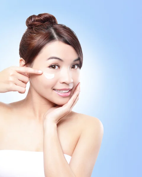 Beautiful face of girl applying moisturize cream — Stock Photo, Image
