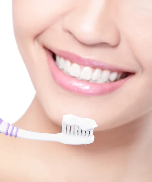 Femme souriante nettoyer les dents avec une brosse à dents — Photo