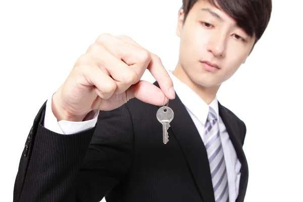 Empresário segurando chaves — Fotografia de Stock