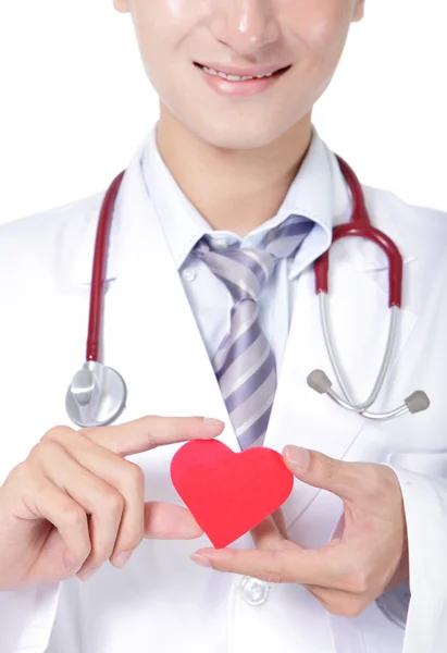 Dokter memegang bantal jantung cinta merah — Stok Foto