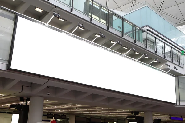 Große weiße Plakatwand im Flughafen — Stockfoto