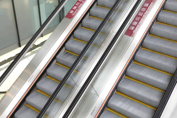 Rolltreppe im Flughafen — Stockfoto