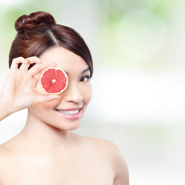 Grapefruity a šťastná žena úsměv pro zdraví koncept — Stock fotografie