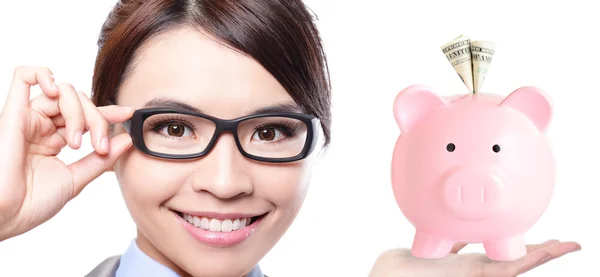 Zakelijke vrouw en roze piggy bank — Stockfoto