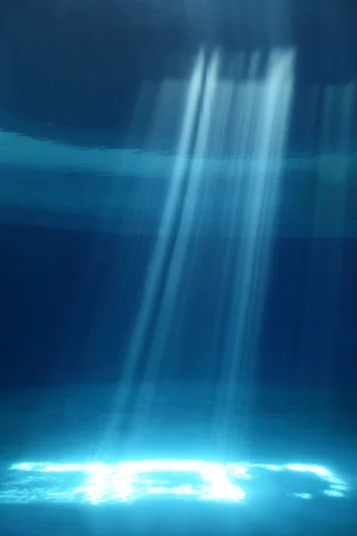 Besütött víz fénysugarak — Stock Fotó