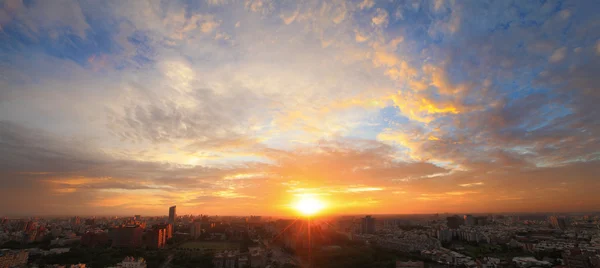 De zonsondergang van stad — Stockfoto