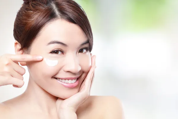 Bellezza giovane donna applicando crema cosmetica — Foto Stock