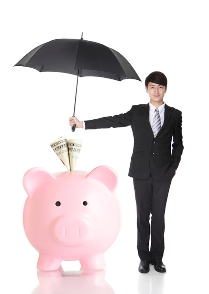 Geschäftsmann mit Regenschirm schützt sein Geld — Stockfoto