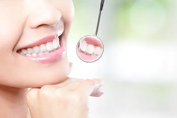 Donna sana denti e dentista bocca specchio — Foto Stock