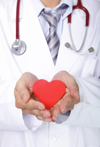 Doctor sosteniendo una almohada roja del corazón del amor —  Fotos de Stock