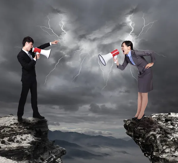 Üzleti férfi és nő kiabált egymással — Stock Fotó