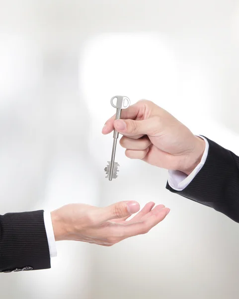 Masculino mão segurando apartamento chaves — Fotografia de Stock