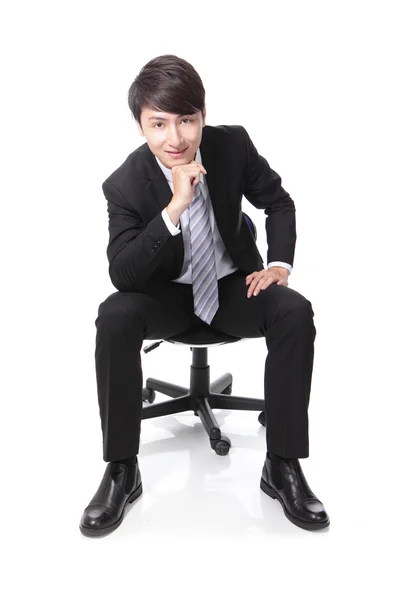 Hombre de negocios sonriendo mientras está sentado — Foto de Stock
