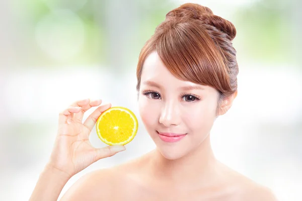 Beautiful woman face with juicy orange — Stock Photo, Image