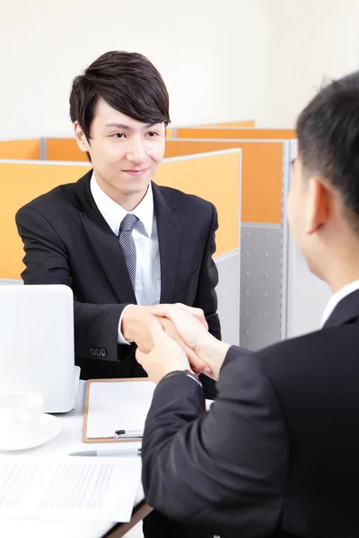 Porträt eines erfolgreichen Geschäftsmannes im Interview — Stockfoto