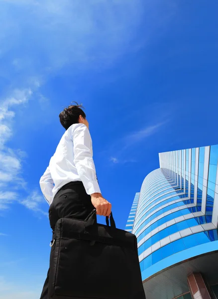 Успешный бизнесмен на открытом воздухе рядом с офисным зданием — стоковое фото