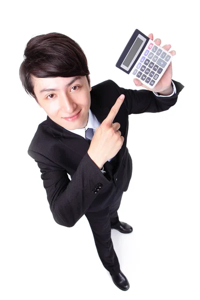 Привлекательный бизнесмен указывает на калькулятор — стоковое фото