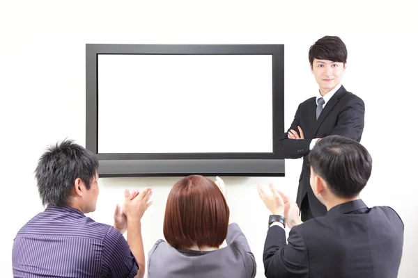 Presentazione uomo d'affari ai colleghi con TV — Foto Stock