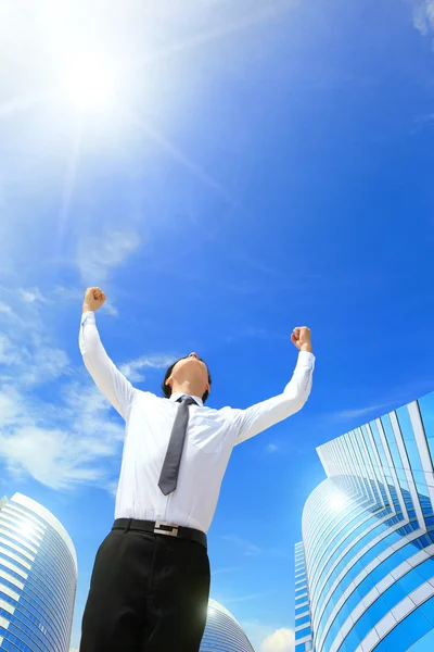 Feliz hombre de negocios levantarse brazos —  Fotos de Stock
