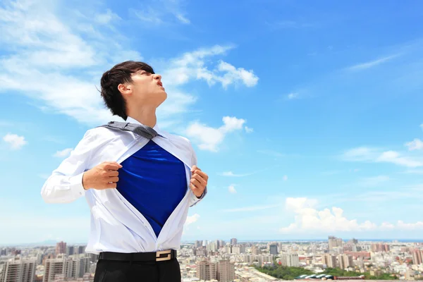 Biznes człowiek wyświetlone kostiumie superbohatera — Zdjęcie stockowe