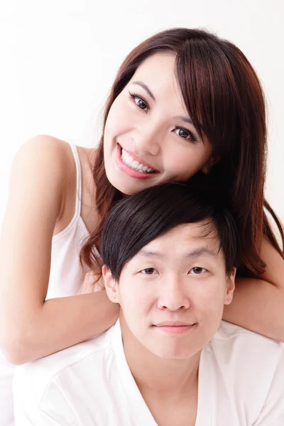 Casal sorriso feliz na cama — Fotografia de Stock