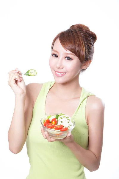 Attraktive Frau lächelt und isst Salat — Stockfoto