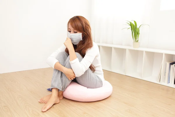 Doente Mulher apanhada Frio e febre — Fotografia de Stock