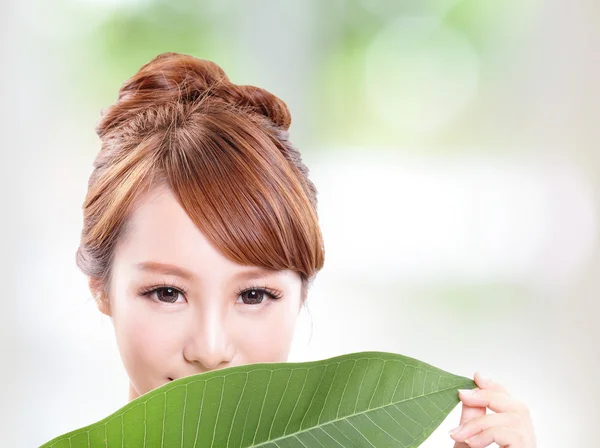 Hermoso retrato de cara de mujer con hoja verde —  Fotos de Stock