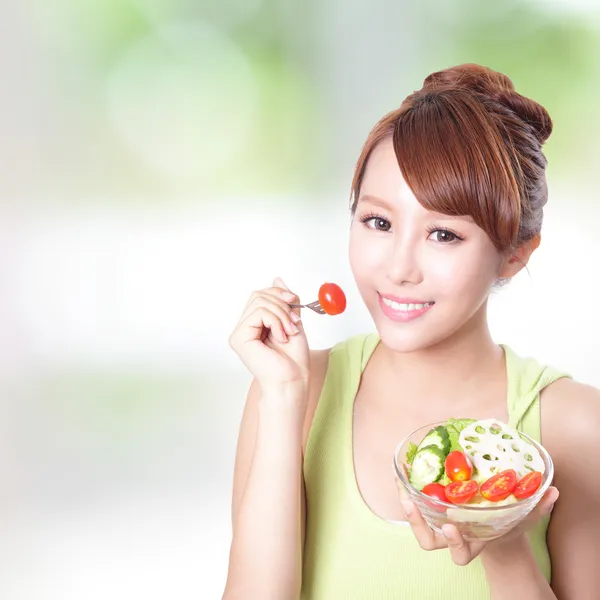 Mulher atraente sorriso comer salada — Fotografia de Stock