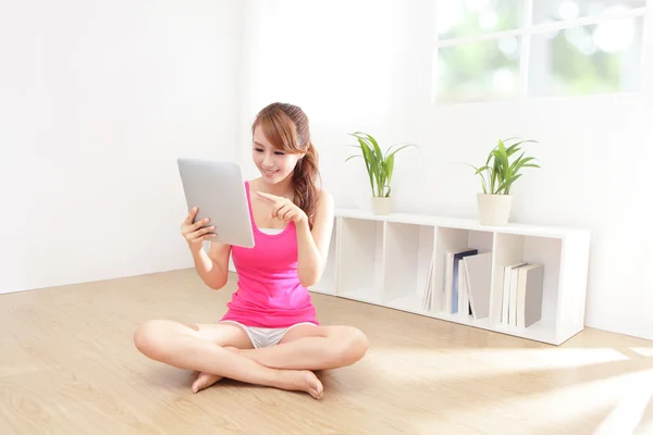 Mutlu kadın gülümsüyor Tablet PC'yi kullanma — Stok fotoğraf