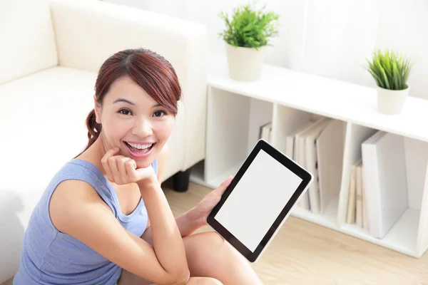 Šťastná žena pomocí počítače tablet pc na pohovce — Stock fotografie