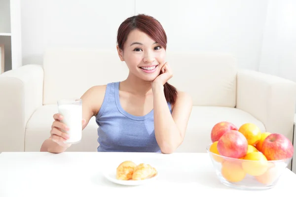 Fröhliche Frau, die Milch trinkt — Stockfoto