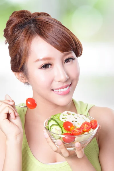 Uśmiech atrakcyjna kobieta jedzenie sałatka — Zdjęcie stockowe