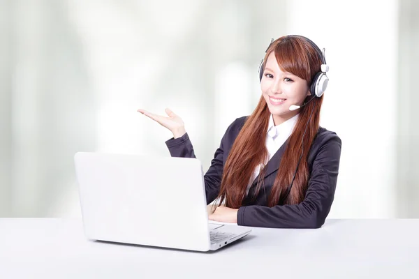 Business woman wearing headset with smile — Stock Photo, Image