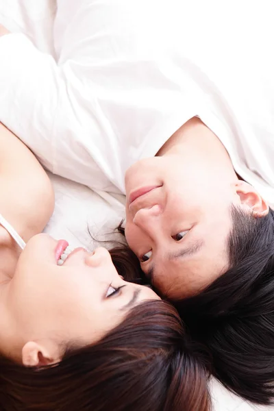 Pareja sonrisa feliz mirándose en la cama —  Fotos de Stock