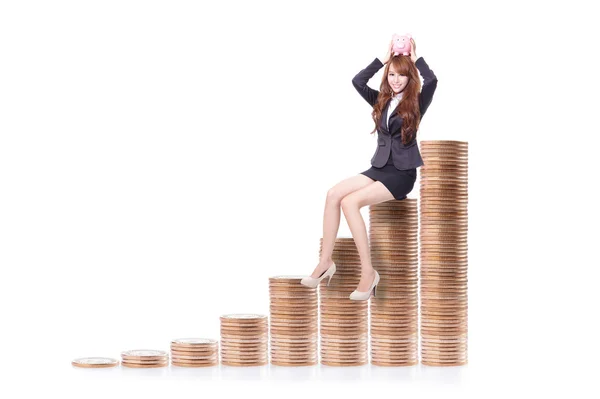 Mujer de negocios sosteniendo alcancía con escaleras de dinero — Foto de Stock