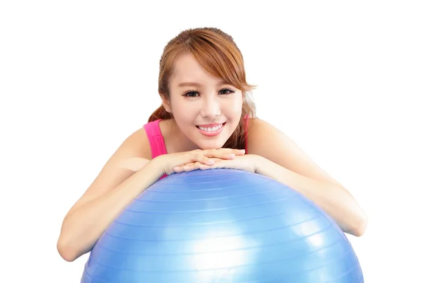 Mujer sonriendo apoyada en la pelota de pilates — Foto de Stock