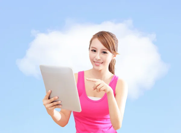 Meisje met tablet pc en vinger puntenwolk — Stockfoto